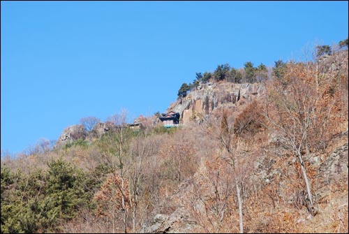 사성암에 오르는 도중에 올려다본 모습 